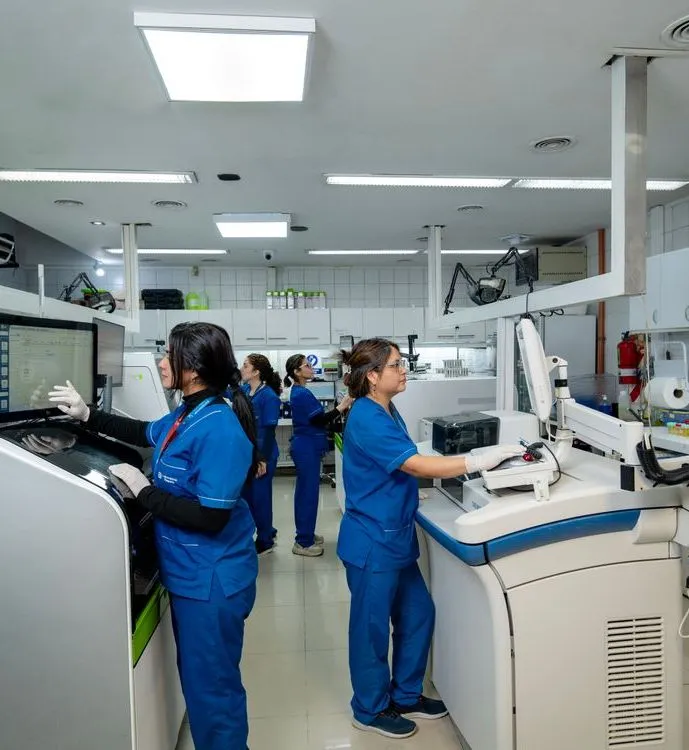 Profesionales del laboratorio trabajando en los analizadores