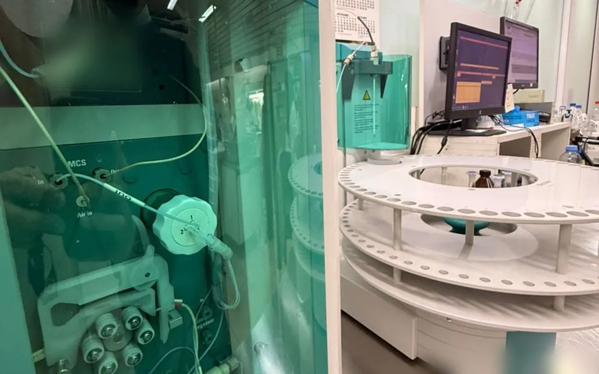 Cromatógrafo iónico con su automuestreador
