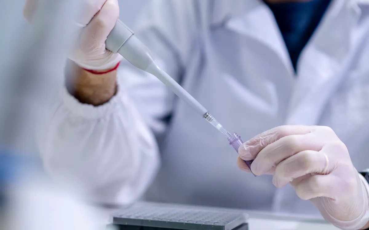 Pipeta y tubo de muestra en la mesada del laboratorio