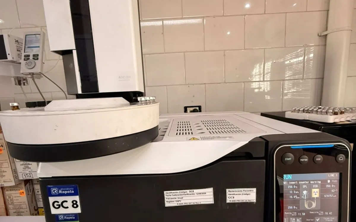 Cromatógrafo gaseoso del laboratorio con su inyector automático