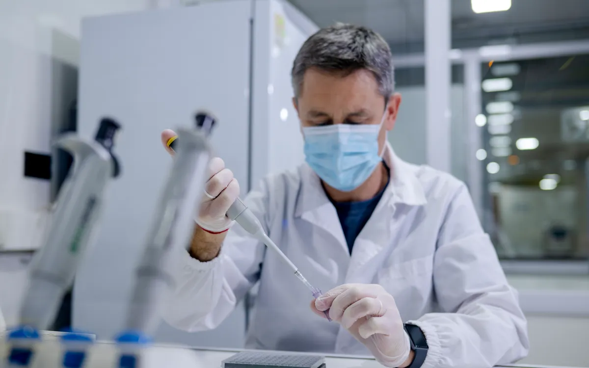 Profesional del laboratorio pipeteando muestras