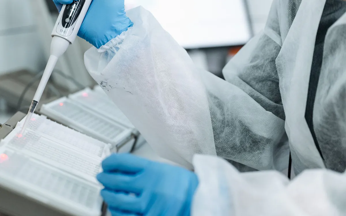 Pipeta cargando tiras de tubos para PCR