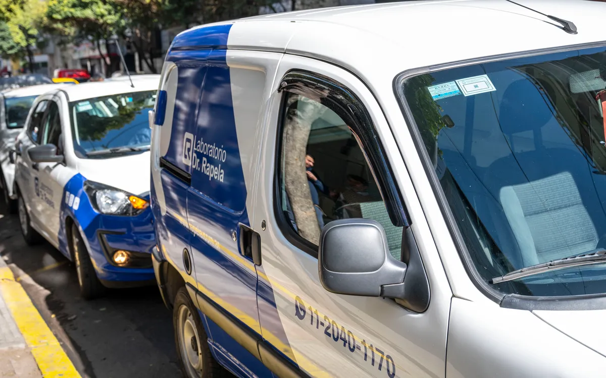 Vehículos del laboratorio estacionados en la calle