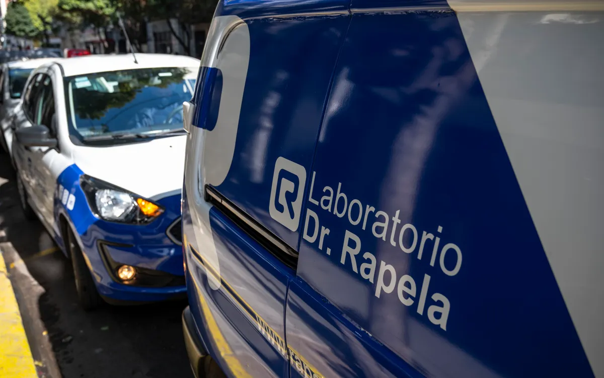Vehículos de Laboratorio Rapela listos para el retiro de muestras